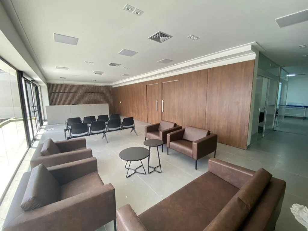 Recepção comercial entregue pela Bosshard, com acabamento amadeirado