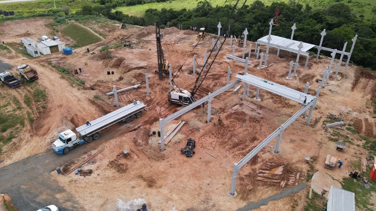 Vista aérea de obra em fase de fundação e estrutura, conduzida pela Bosshard