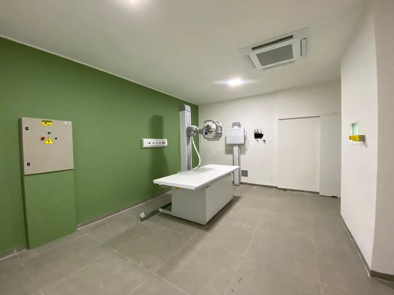 Sala técnica hospitalar construída pela Bosshard, pronta para equipamento de raio-x