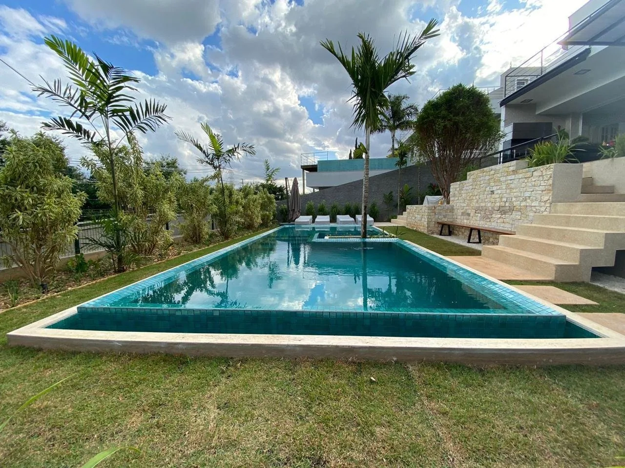 Área externa residencial de alto padrão com piscina, entregue pela Bosshard